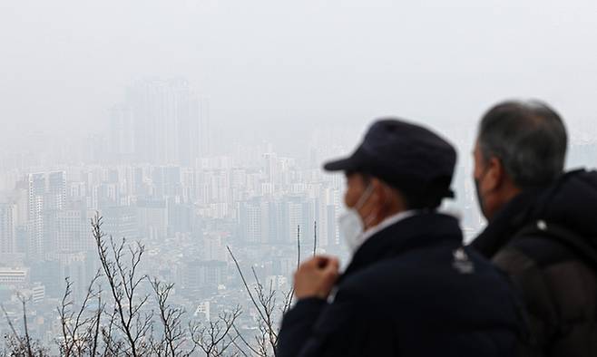 미세먼지 농도가 '나쁨'을 보인 3일 서울 시내가 먼지에 뒤덮여있다. 연합뉴스