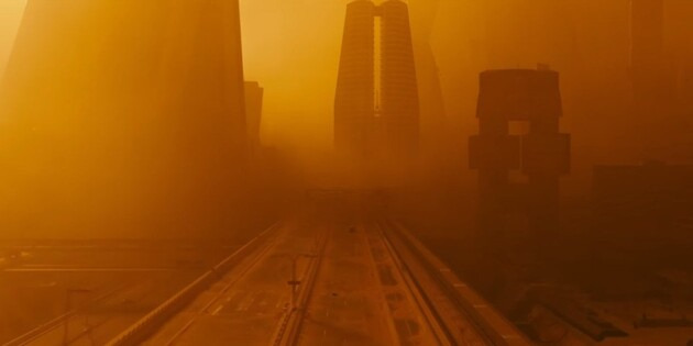 영화 ‘블레이드 러너 2049’ 속 유령도시. 핵폭발로 EMP가 대량 발생하면서 모든 일상이 멈춰버렸다. 사진=넷플릭스 캡처