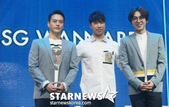 보컬 그룹 SG워너비가 20일 오후 서울 마포구 서교동 무브홀에서 열린 새 미니앨범 '더 보이스'(THE VOICE 컴백 쇼케이스에서 포즈를 취하고 있다.  새 미니앨범 '더 보이스'는 최고의 프로듀서 조영수와 히트 메이커 김도훈이 참여했다. '가슴 뛰도록', '좋은 기억' 등 2곡의 타이틀을 비롯해 SG워너비 앨범 커리어 최초로 멤버 전원이 직접 작사, 작곡에 참여한 자작곡 3곡도 수록됐다. /사진=김창현 기자 chmt@