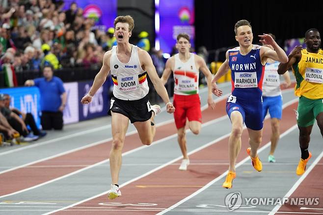 남자 400ｍ 결승 (글래스고 AP=연합뉴스) 둠(왼쪽)이 3일(한국시간) 영국 스코틀랜드 에미리트 아레나에서 열린 2024 세계실내육상선수권 남자 400ｍ 결선에서 가장 먼저 결승선을 통과하고 있다.
