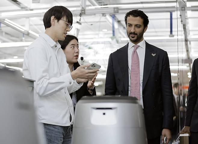 UAE 경제부 장관 일행, 네이버 1784 방문 (서울=연합뉴스) 압둘라 빈 투크 알 마리 아랍에미리트(UAE) 경제부 장관이 지난 8일 경기도 성남의 네이버 1874를 방문해 둘러보고 있다. 2023.11.9 [네이버 제공. 재판매 및 DB 금지] photo@yna.co.kr