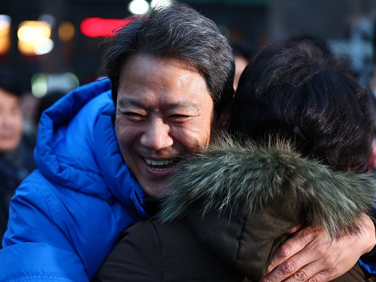 임종석 전 청와대 비서실장이 지난달 28일 오후 서울 성동구 왕십리역 광장에서 시민들에게 저녁인사를 하고 있다. 사진=뉴시스