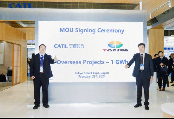 루크 루(Luke Lu·왼쪽) CATL ESS EM 사장과 정규철 탑선 최고운영책임자(COO·Chief Operating Officer)가 지난달 29일 업무협약을 체결한 뒤 기념촬영을 하고 있다. (사진=탑선)