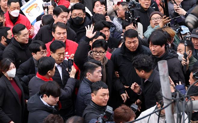 한동훈 국민의힘 비상대책위원장이 4일 오후 충남 천안중앙시장을 찾아 지지자에게 인사하고 있다. (사진=연합뉴스)