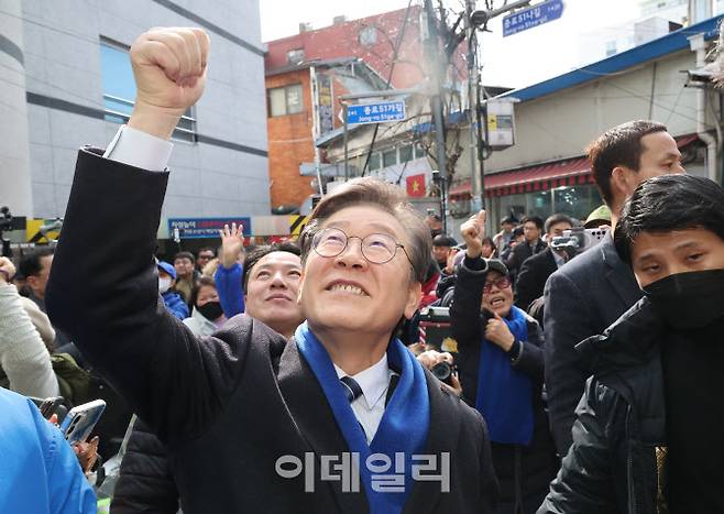 이재명 더불어민주당 대표가 4일 오후 서울 종로구 창신시장을 방문해, 고층에서 환호하는 지지자들에게 인사하고 있다. (사진= 이영훈 기자)