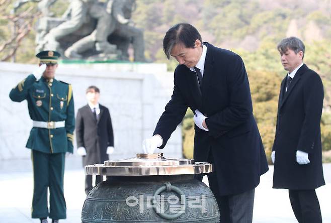 조국 조국혁신당 대표가 4일 오후 서울 동작구 국립서울현충원 현충탑을 참배하고 있다. (사진= 노진환 기자)