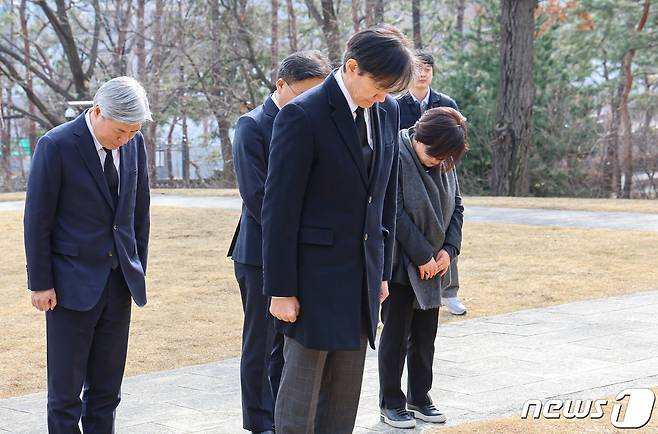 조국 조국혁신당 대표가 4일 서울 용산구 효창공원 내 삼의사묘역을 찾아 참배하고 있다. 2024.3.4/뉴스1 ⓒ News1 김도우 기자