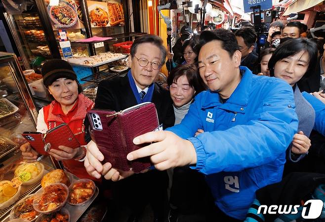 이재명 더불어민주당 대표와 노무현 전 대통령 사위인 곽상언 종로구 후보가 4일 서울 종로구 창신시장을 찾아 시민들과 기념촬영을 하고 있다. (공동취재) 2024.3.4/뉴스1 ⓒ News1 구윤성 기자