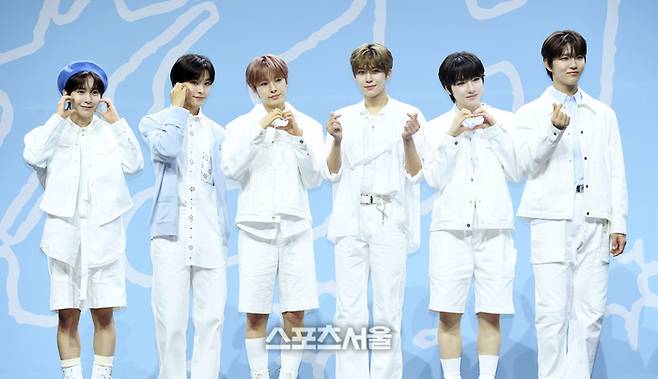 NCT WISH(엔시티 위시)가 4일 서울 용산구 블루스퀘어에서 진행된 데뷔 기념 미디어 쇼케이스에서 취재진을 향해 포즈를 취하고 있다. 왼쪽부터 료, 리쿠, 유우시, 시온, 사쿠야, 재희. 2024. 3. 4. 박진업 기자 upandup@sportsseoul.com