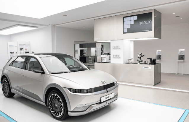 엑스와이지 핸드드립 로봇 '바리스 드립'이 현대자동차와 협업한 모습 (사진=엑스와이지)