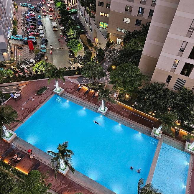 베트남 아파트들은 수영장과 헬스장, 커뮤니티 센터를 갖추고 있어 호텔이나 리조트 대신 아파트를 빌려 여행오는 사람도 많다. /호찌민=이미지 기자