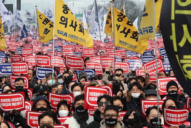 3일 서울 영등포구 여의대로에서 열린 '의대정원 증원 및 필수의료 패키지 저지를 위한 전국 의사 총궐기 대회'에서 참석자들이 구호를 외치고 있다. /뉴스1