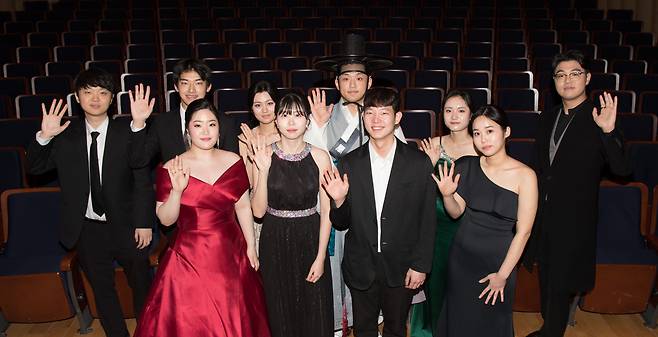 지난달 20일 오후 제87회 조선일보 신인음악회에 참가한 연주자들이 서울 세종문화회관 세종체임버홀에서 포즈를 취하고 있다. 2024.2.20./고운호 기자
