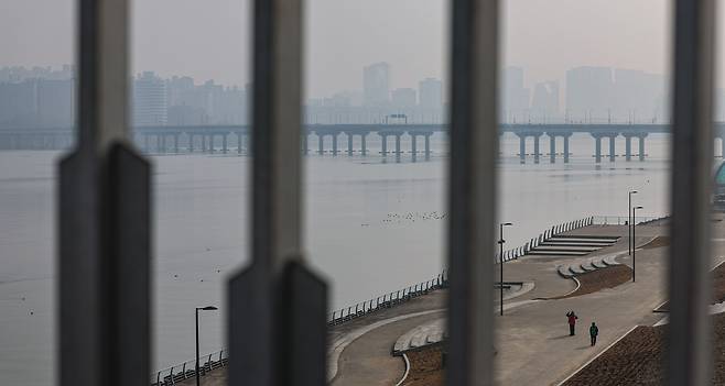 서울 영등포구 서강대교에서 바라본 서울도심이 흐리게 보이고 있다./뉴스1