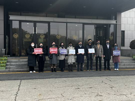 충남대병원 비상대책위원회가 4일 충남대 대학본부 앞에서 의대 증원 철회를 촉구했다. 이들은 이날 오전 김기수 교학부총장(총장직무대행)과 만나 면담한 뒤 교육부의 2025년 의대 정원 조정에 대한 충남의대, 충남대학교병원, 세종충남대학교병원 교수협의회 및 산하 비상대책위원회 의견서를 전달했다. 진나연 기자