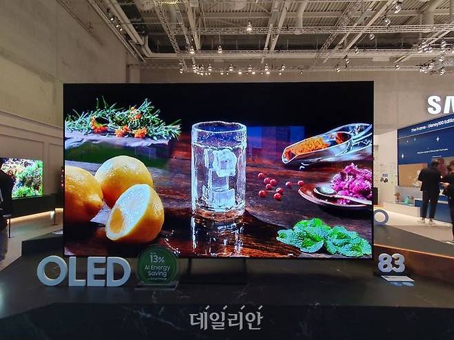 삼성전자는 독일 베를린에서 열리는 유럽 최대 가전 전시회 'IFA 2023' 개막(1일, 현지시간)을 하루 앞둔 31일 전시장인 시티 큐브 베를린(City Cube Berlin)에서 '프리 부스 투어'를 열고 2023년형 TV 등 신제품을 공개했다. 사진은 LG 패널 단 삼성 OLED TV 83형. ⓒ데일리안 조인영 기자