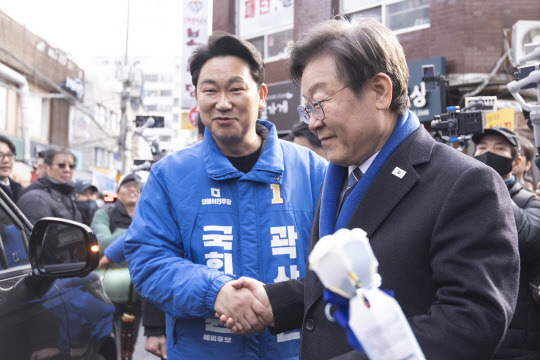 이재명 더불어민주당 대표가 4일 서울 종로구 창신시장에서 제22대 총선 서울 종로 공천을 받은 곽상언 후보와 함께 지역민에 인사하고 있다.<연합뉴스 사진>