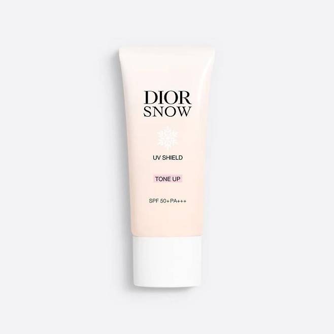 디올 스노우 UV 쉴드 톤업 SPF50+ PA++++ - 은은한 장밋빛 광채가 도는 에멀전 제형, 에델바이스 추출물과 비타민 C 유도체가 브라이트닝 작용도 하며 생활 방수도 가능하다. 30mL 9만8천원.
