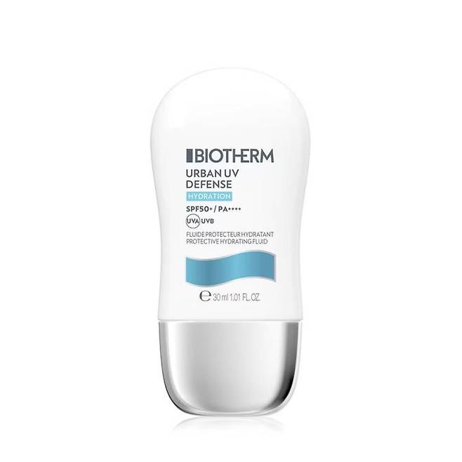 비오템 UV 디펜스 워터리 선크림 SPF50+ PA++++ - 크림이지만 문지르면 빠르게 수분으로 바뀌며 끈적임 없이 퍼지는 제형이라 지성, 여드름성 피부도 부담 없이 쓸 수 있는 유기 자외선 차단제. 30mL 6만원.