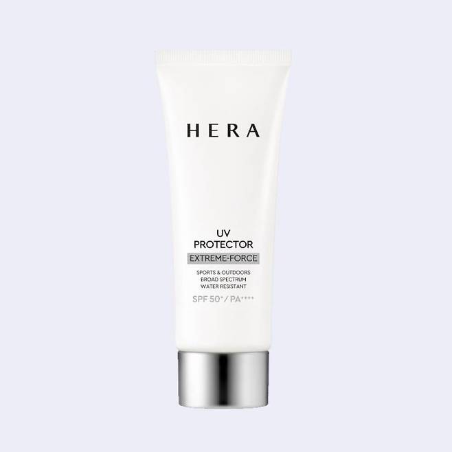 헤라 UV프로텍터 익스트림포스 레포츠 SPF50+ ++++ - 자외선 A, B, 적외선, 블루라이트까지 차단하면서 물, 땀, 모래, 격렬한 활동에도 효과를 유지하는 지속 내수성 제품. 70mL 4만5천원.