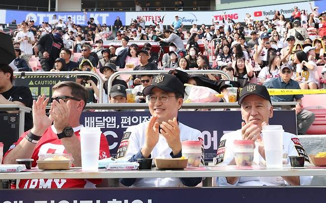 김동연 경기도지사(가운데)가 수원 KT 위즈파크에서 지난해 4월 열린 2023 프로야구 개막전에서 윌라드 벌러슨 미8군사령관, 필립 골드버그 주한미국대사와 경기를 관람하고 있다. 경기도 제공