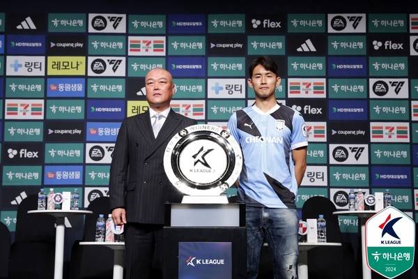 김태완 감독(왼쪽), 이웅희(이상 천안시티FC). 한국프로축구연맹 제공