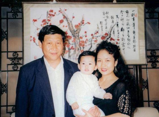 지난해 12월 31일 시진핑 중국 국가주석이 2024년 신년사를 발표하면서 부인 펑리위안 여사, 어린 딸과 함께 찍은 과거 사진을 공개했다. 저조한 출산율 극복을 위해 출산 등 여성의 전통적 역할을 강조하기 위한 제스처로 해석됐다. CCTV 화면 캡처