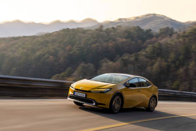 5세대 프리우스가 주행하고 있다. 토요타코리아 제공