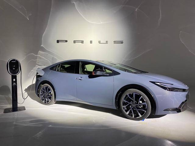 5세대 프리우스 하이브리드를 충전하는 모습. 박지연 기자