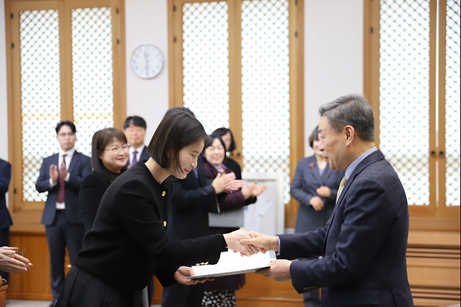 기보배 신임교수가 지난달 29일, 광주여자대학교 이사장실에서 오장원 이사장으로부터 임용장을 받고 있다. 사진=광주여자대학교 제공&nbsp;