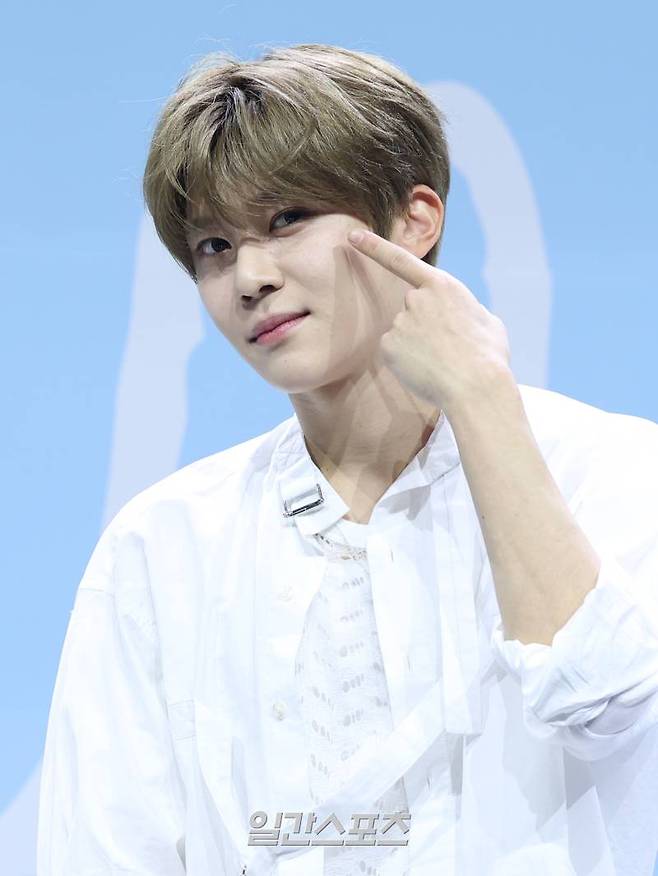 그룹 엔씨티 위시(NCT WISH) 시온이 4일 오후 서울 용산구 블루스퀘어 마스터카드홀에서 열린 데뷔 쇼케이스에 참석해 포즈를 취하고 있다. 타이틀곡 '위시(WISH)'는 올드스쿨 힙합을 기반으로 한 미디엄 템포의 댄스 장르다. 서병수 기자 qudtn@edaily.co.kr /2023.03.04/