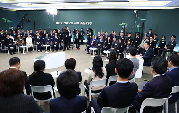 윤석열 대통령이 4일 대구 북구 경북대학교에서 '첨단 신산업으로 우뚝 솟는 대구' 주제로 열린 열여섯 번째 국민과 함께하는 민생토론회에서 발언하고 있다. [사진=뉴시스]