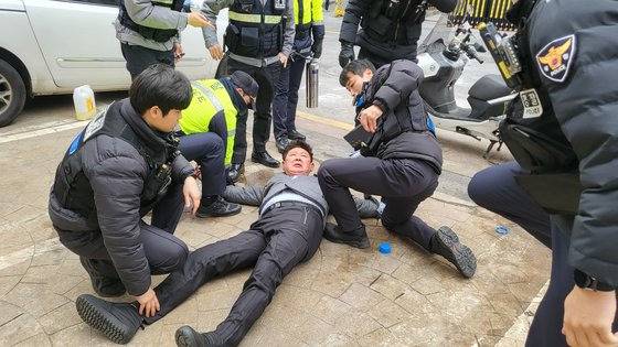 장일 전 국민의힘 서울 노원을 당협위원장이 3일 서울 여의도 중앙당사 앞에서 공천심사 결과에 반발해 자신의 몸에 휘발유를 뿌리고 분신을 시도하는 소동을 벌였다.  서울 영등포경찰서는 즉각 장 전 위원장을 제지하고 방화미수 혐의로 현행범 체포했다. 뉴스1