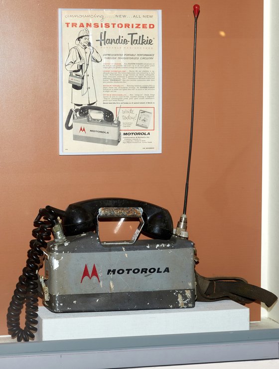 1957년 모토토라가 출시한 핸디토키 ‘Portable Radio Phone’은 크로스백처럼 한쪽 어깨에 멜 수 있다.