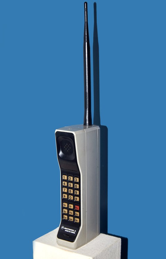 세계 최초 상용 휴대전화 ‘DynaTAC 8000X’. 1983년 모토로라가 출시했으며 벽돌과 비슷하게 생겨 ‘벽돌폰’으로도 불린다.
