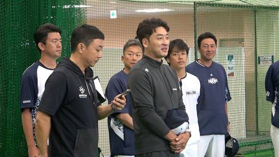 야쿠르트 선수단과 인사를 나누는 이택근 해설위원(오른쪽)과 코디네이터 겸 통역을 맡았던 박희진 브리온컴퍼니 야구팀장. 사진 이택근