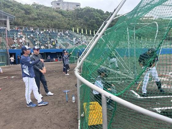 다카쓰 신고 야쿠르트 감독과 함께 훈련을 지켜보며 이야기를 나누는 이택근 해설위원. 사진 이택근