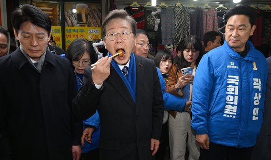 (서울=뉴스1) 구윤성 기자 = 이재명 더불어민주당 대표와 곽상언 후보자가 4일 서울 종로구 창신시장의 한 전집을 방문해 고구마 맛탕을 먹고있다. (공동취재) 2024.3.4/뉴스1