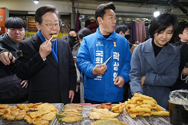 이재명 더불어민주당 대표와 ‘정치 1번지’ 서울 종로구에 출마한 곽상언 변호사가 4일 창신시장의 한 전집을 방문해 호박전을 시식하고 있다. 맨 오른쪽은 고(故) 노무현 전 대통령 딸 정연씨. 연합뉴스