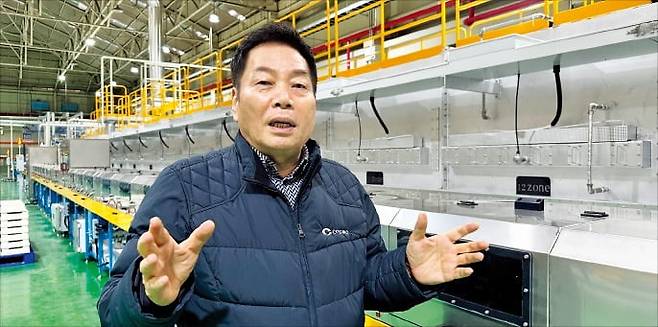홍동환 코스모신소재 대표가 2차전지용 양극활물질 생산 과정을 설명하고 있다. /민지혜 기자