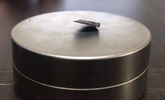 국내 기업인 퀀텀에너지연구소 등이 개발했다고 주장하는 초전도체 ‘LK-99’가 자석 위에 떠 있다. 퀀텀에너지연구소·김현탁 박사 제공