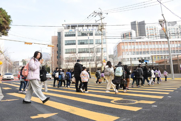 부산 남구 대연동 연포초 정문 앞에 설치된 광폭 횡단보도. 남구 제공