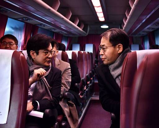 김병수 김포시장(왼쪽)이 강희업 대광위원장과 4일 신설된 광역버스에 탑승해 대화를 나누고 있다. 김포시 제공