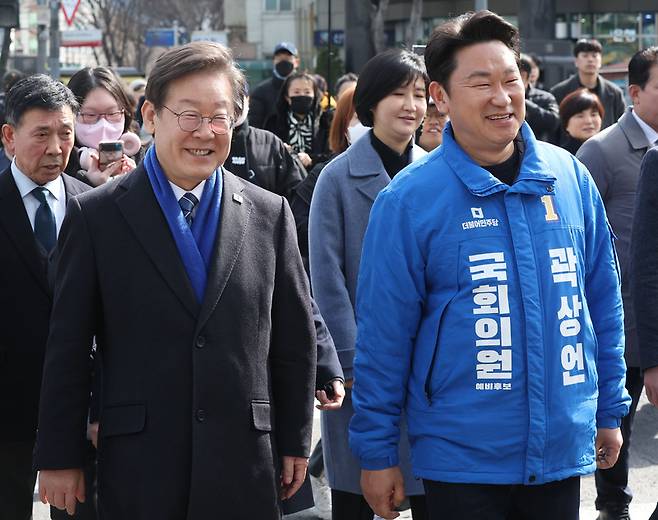 이재명 더불어민주당 대표와 서울 종로구 곽상언 후보가 오늘(4일) 오후 서울 종로구 창신시장을 방문하고 있다. / 사진  = 공동취재