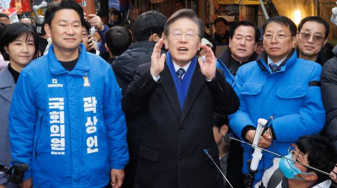 이재명 더불어민주당 대표가 서울 종로에서 4·10 총선에 대한 첫 지원 유세에 나섰다. 사진은 이 대표가 4일 오후 서울 종로구 창신시장에 찾아 곽상언 변호사의 지지연설을 하는 모습. /사진=뉴시스
