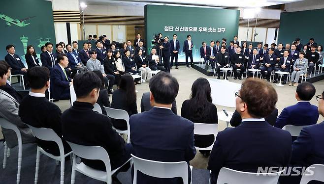 [대구=뉴시스] 전신 기자 = 윤석열 대통령이 4일 대구 북구 경북대학교에서 '첨단 신산업으로 우뚝 솟는 대구' 주제로 열린 열여섯 번째 국민과 함께하는 민생토론회에서 발언하고 있다.  2024.03.04. photo1006@newsis.com