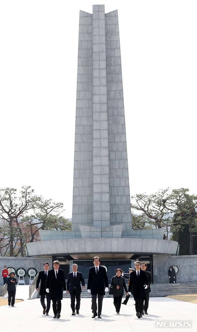 [서울=뉴시스] 홍효식 기자 = 조국 조국혁신당 대표가 4일 서울 동작구 국립서울현충원을 찾아 현충탑에 참배를 마친 뒤 이동하고 있다. 2024.03.04. yesphoto@newsis.com