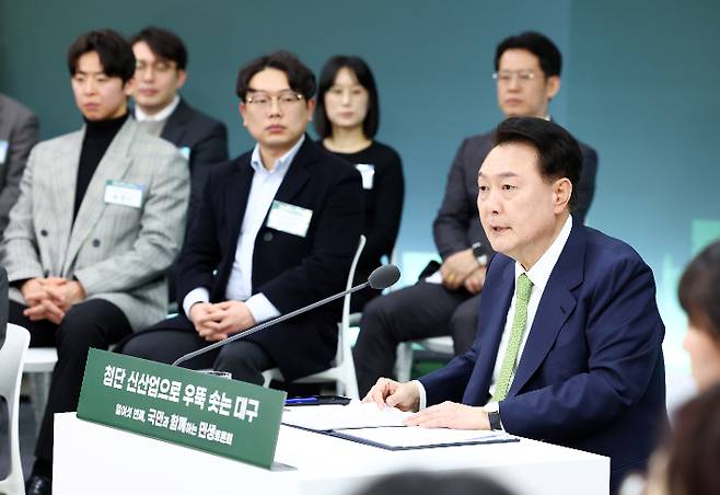 윤석열 대통령이 4일 대구 북구 경북대학교에서 '첨단 신산업으로 우뚝 솟는 대구'를 주제로 열린 열여섯 번째 국민과 함께하는 민생토론회에서 발언하고 있다. 연합뉴스