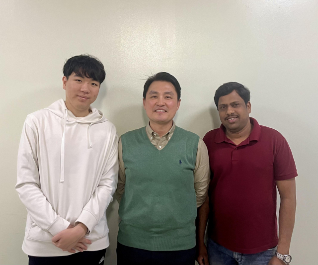 ▲(왼쪽부터)윤재욱 박사과정, 배진우 교수, 가줄라 프라사드 연구교수 ⓒ한국기술교육대학교