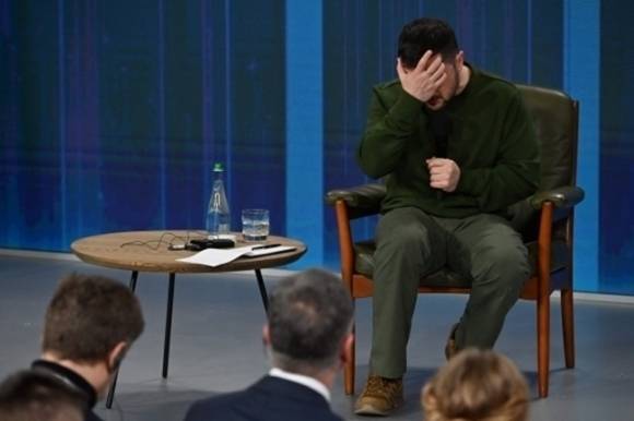 볼로디미르 젤렌스키 우크라이나 대통령이 지난달 25일(현지시간) 수도 키이우에서 개전 3년차를 맞아 ‘우크라이나, 2024년’라는 주제로 기자회견을 열고 있다. AFP 연합뉴스